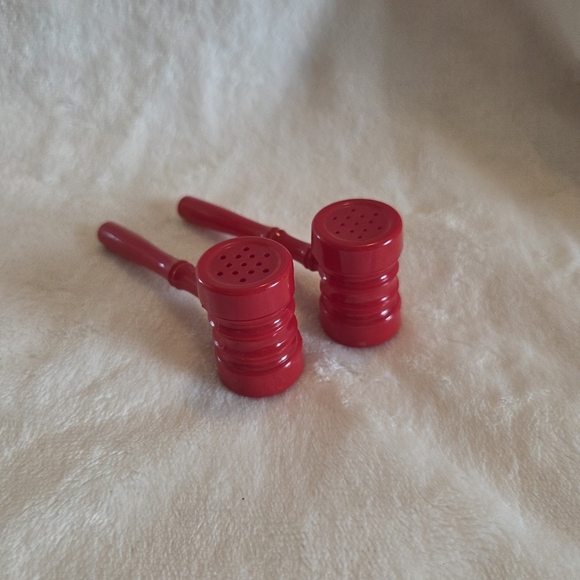Old Gavel Mallet Shaped Vintage 1x2x4 Red Plastic Salt Pepper Shakers - Picture 1 of 7